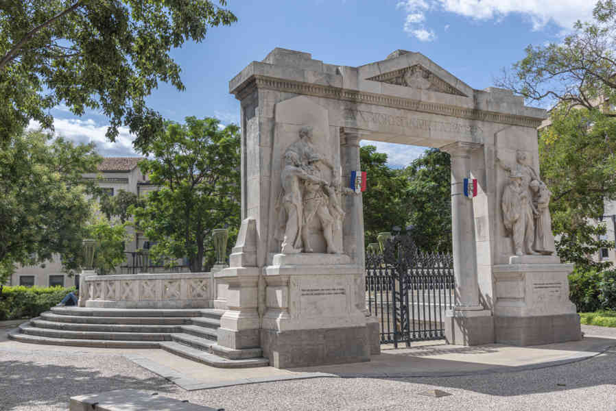 Francia - Nimes 041 - monumento a los Caidos por Francia.jpg
